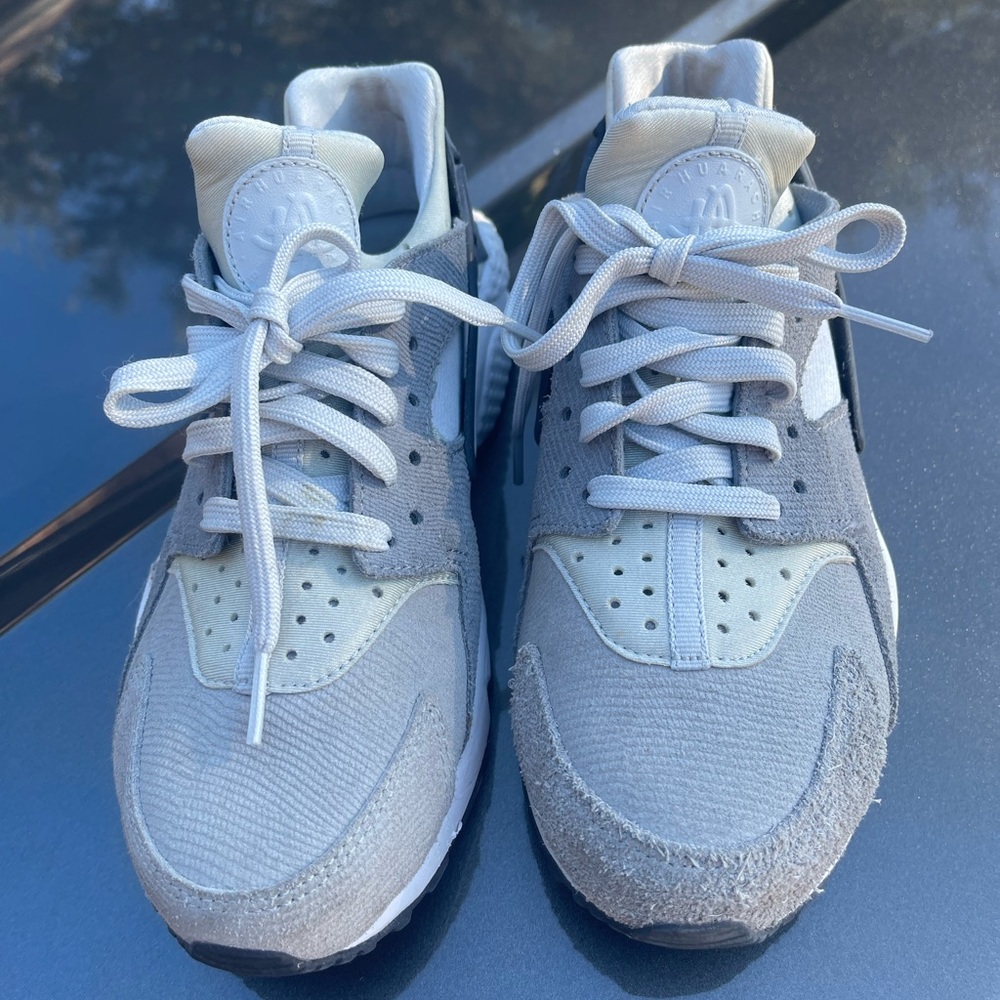 Size 8 - women’s Nike Air Huarache Run Premium Gray - 683818-009.